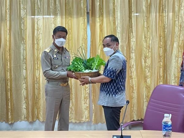 ผู้ช่วยศาสตราจารย์ ดร.อารมย์ จันทะสอน คณบดีวิทยาลัยโพธิวิชชาลัย ให้การต้อนรับ นายปริญญา โพธิสัตย์ ผู้ว่าราชการจังหวัดสระแก้ว